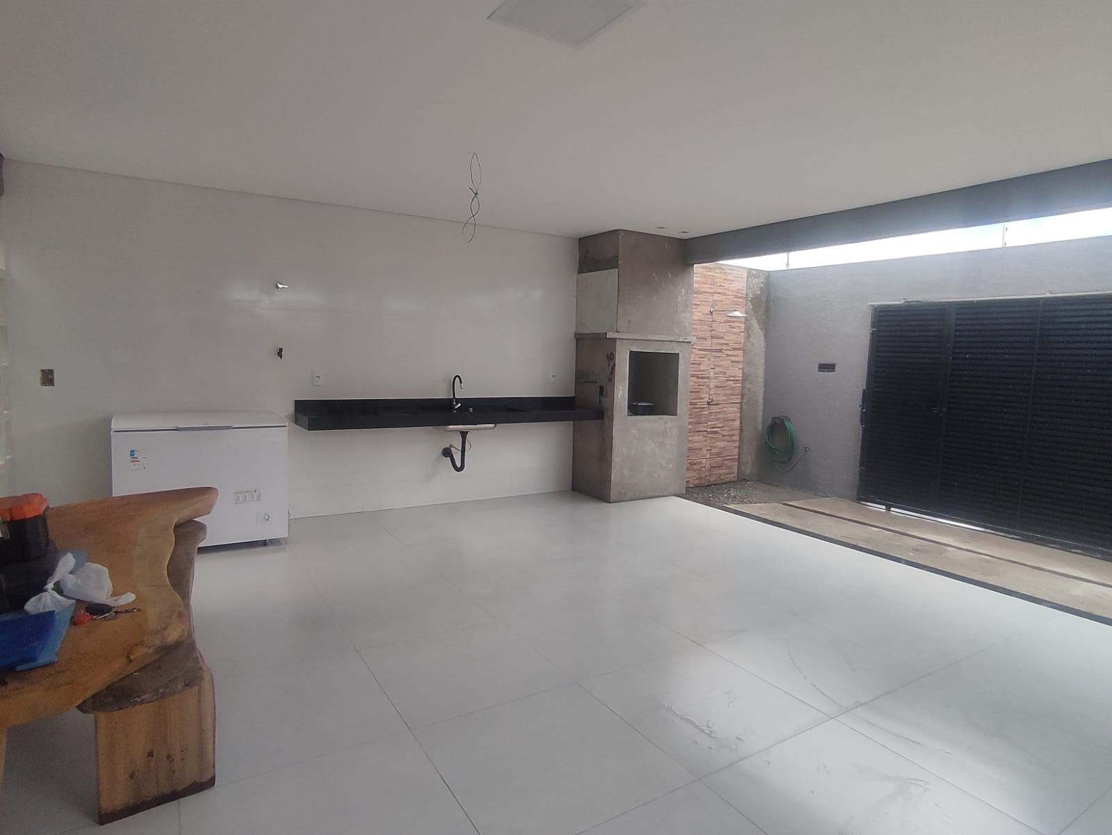Vende bela casa no Jardim América III.