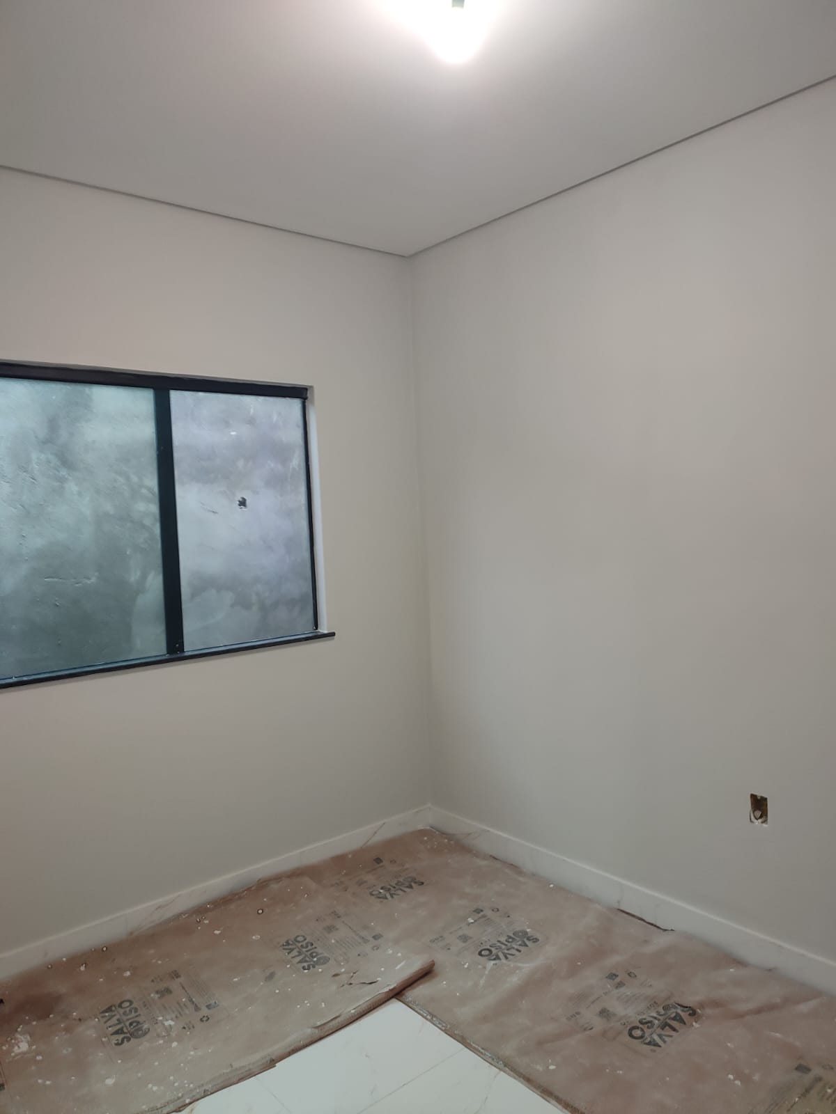 Vende bela casa no Jardim América III.