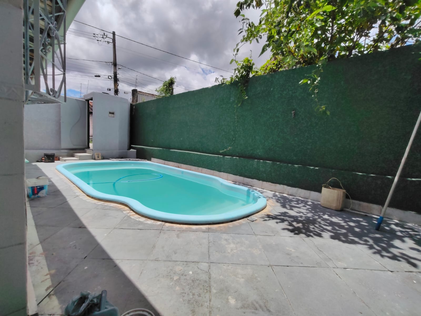 Vende bela casa com piscina na Urbis III.