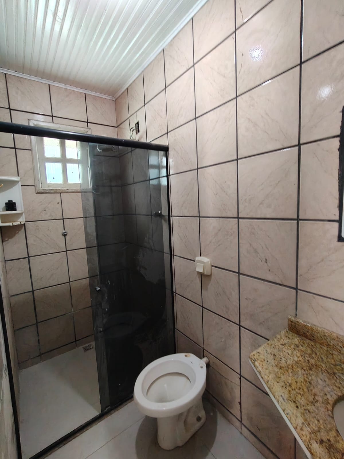 Vende bela casa com piscina na Urbis III.