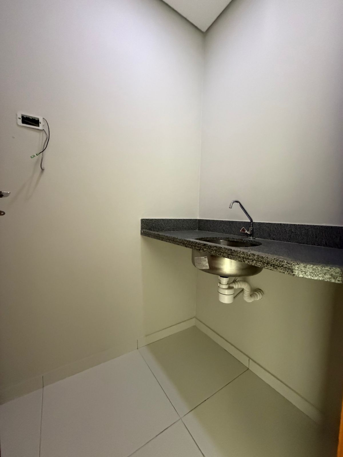 Aluga sala comercial com excelente localização no Centro de Eunápolis