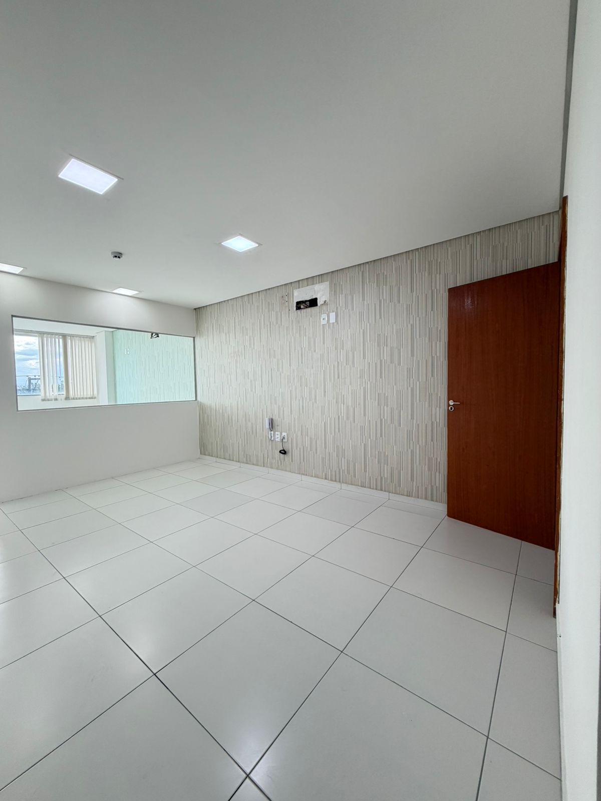 Aluga sala comercial com excelente localização no Centro de Eunápolis