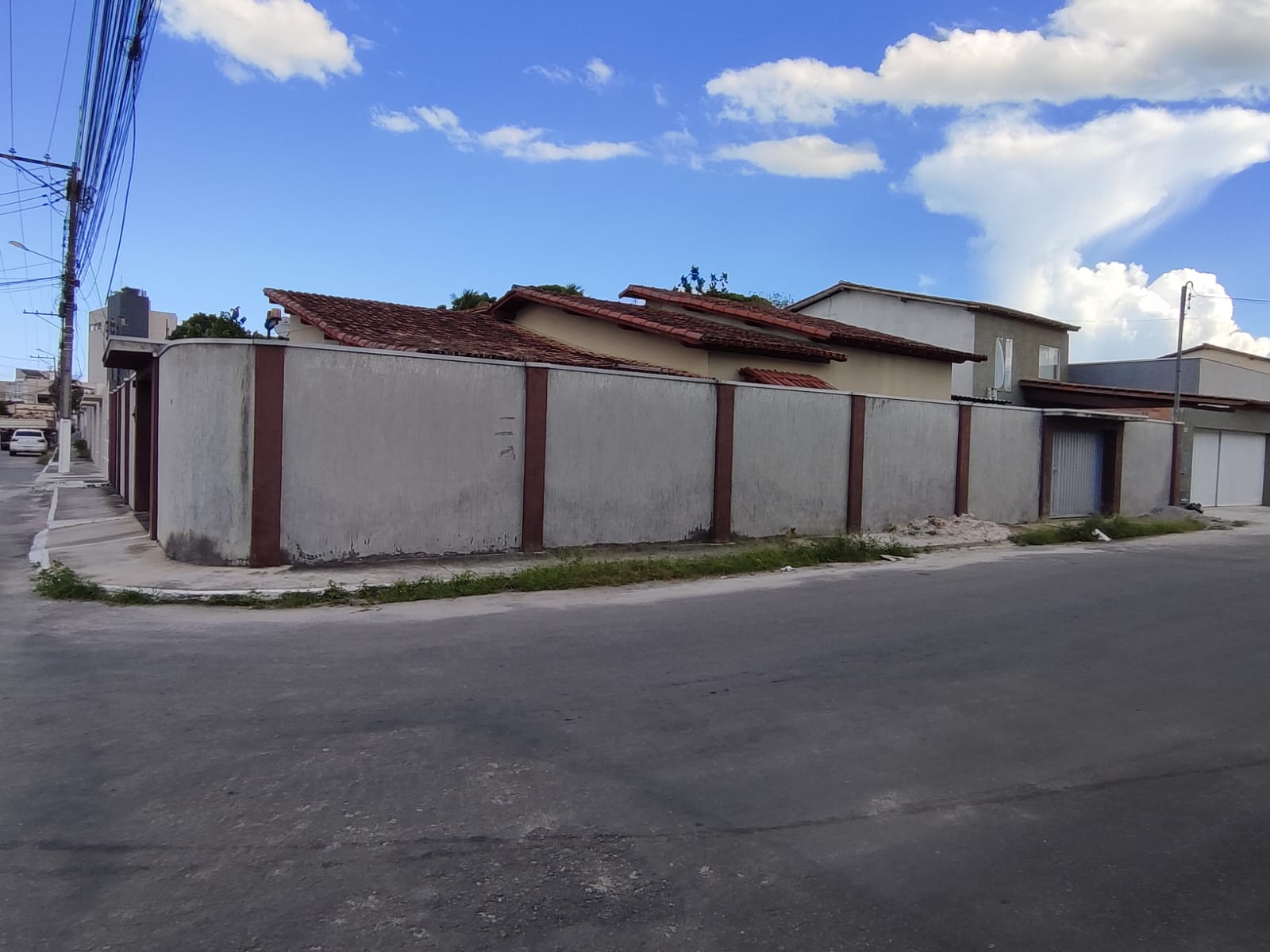 Vende Casa de Esquina no bairro Edgar Trancoso