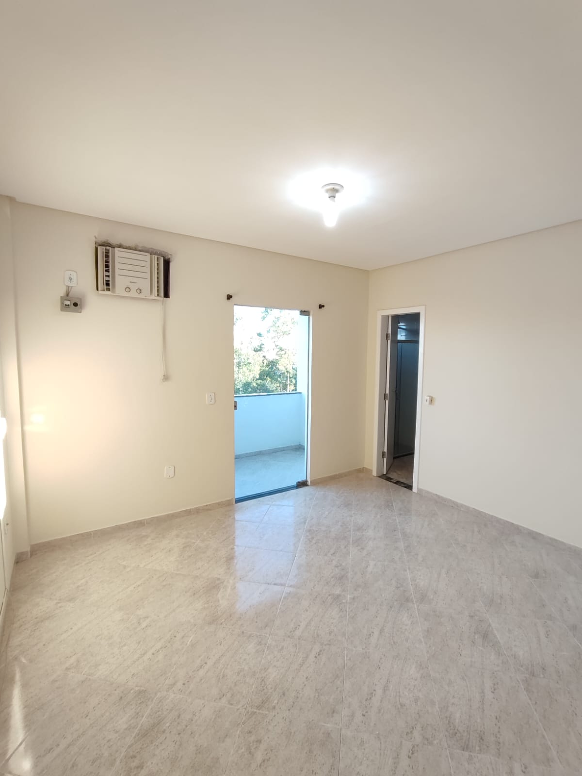 Aluga  Apartamento com 3/4 no Bairro Alamar (3º ANDAR)