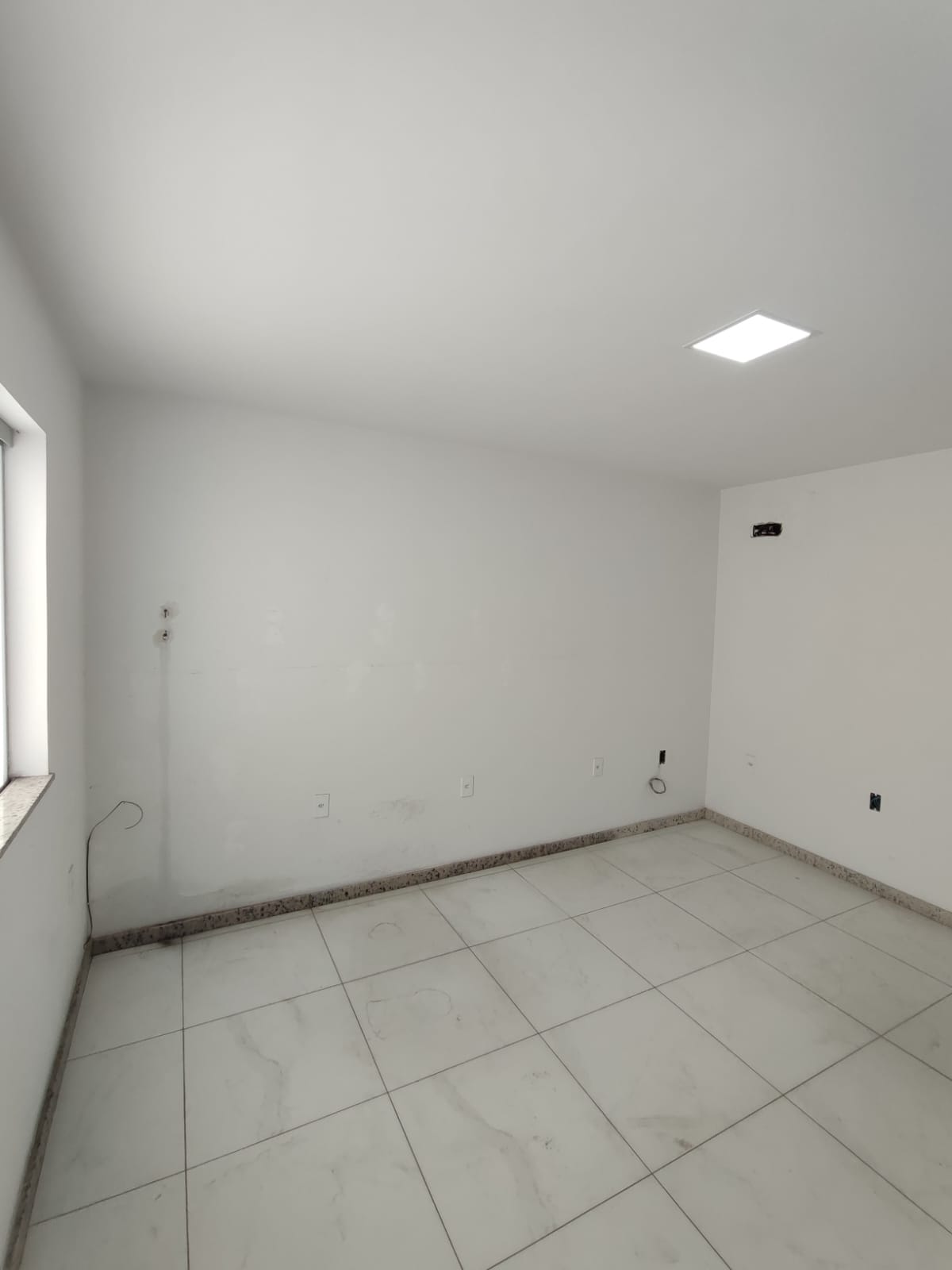 Aluga Sala Comercial na Av. Duque de Caxias no Centro (2º Andar)