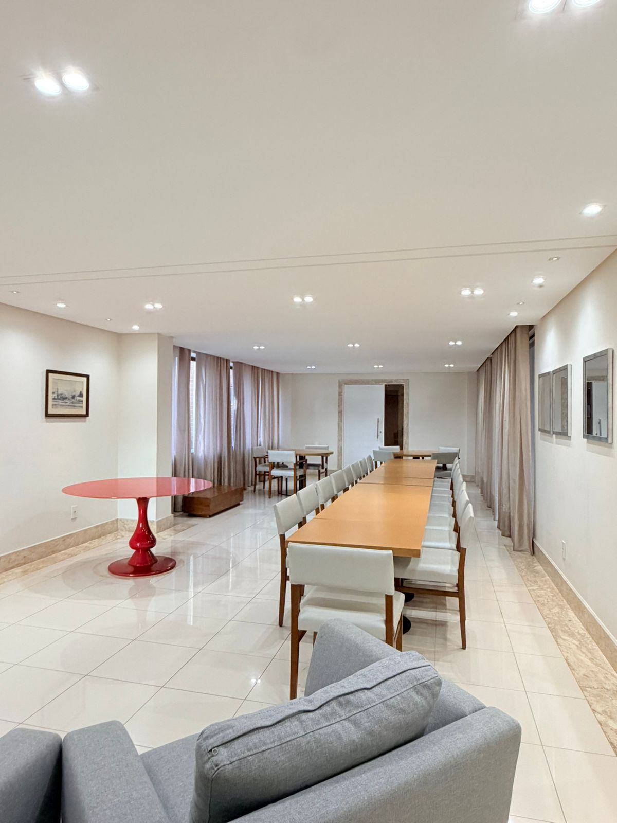 Vende Apartamento Mobiliado em Prédio de Luxo