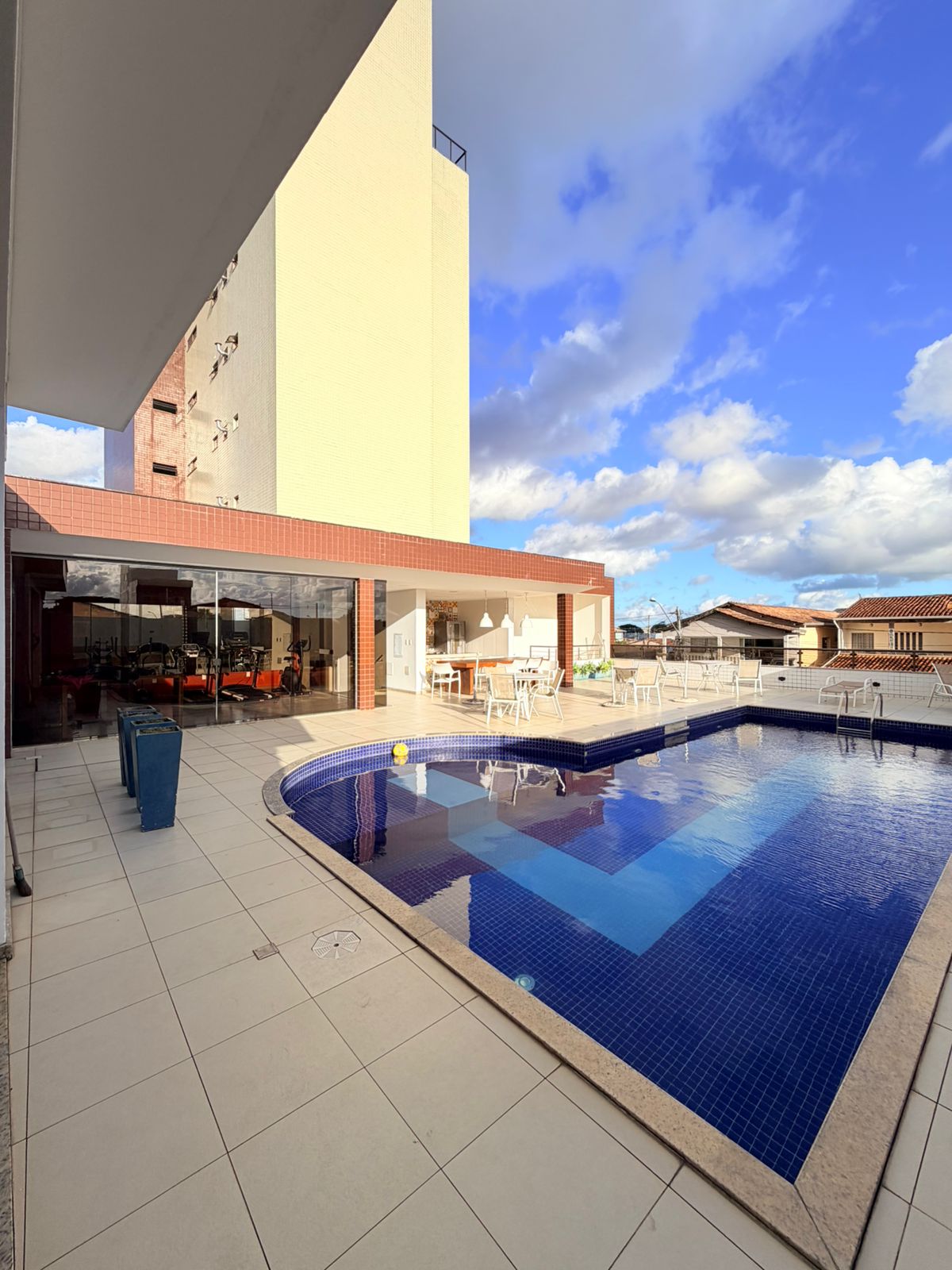 Vende Apartamento Mobiliado em Prédio de Luxo