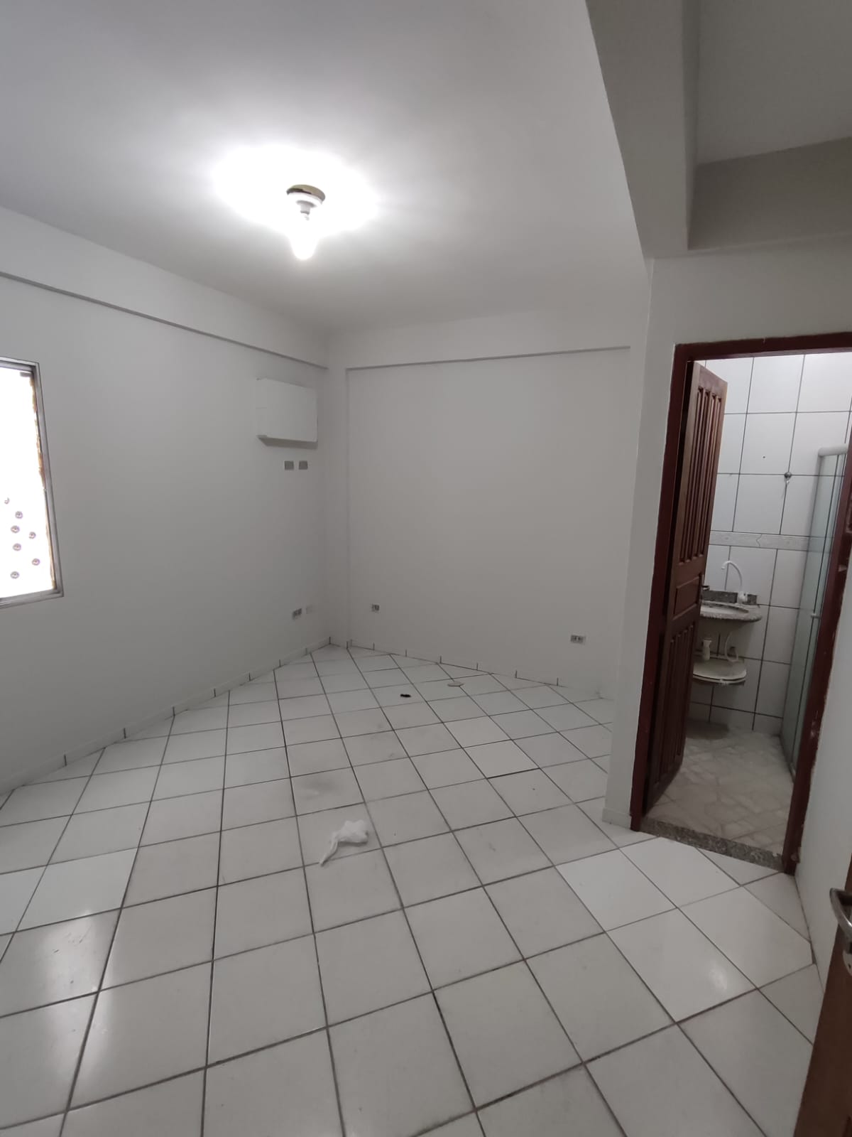 Aluga Apartamento com 3/4 (sendo 2 suítes) no Centro (3º andar)