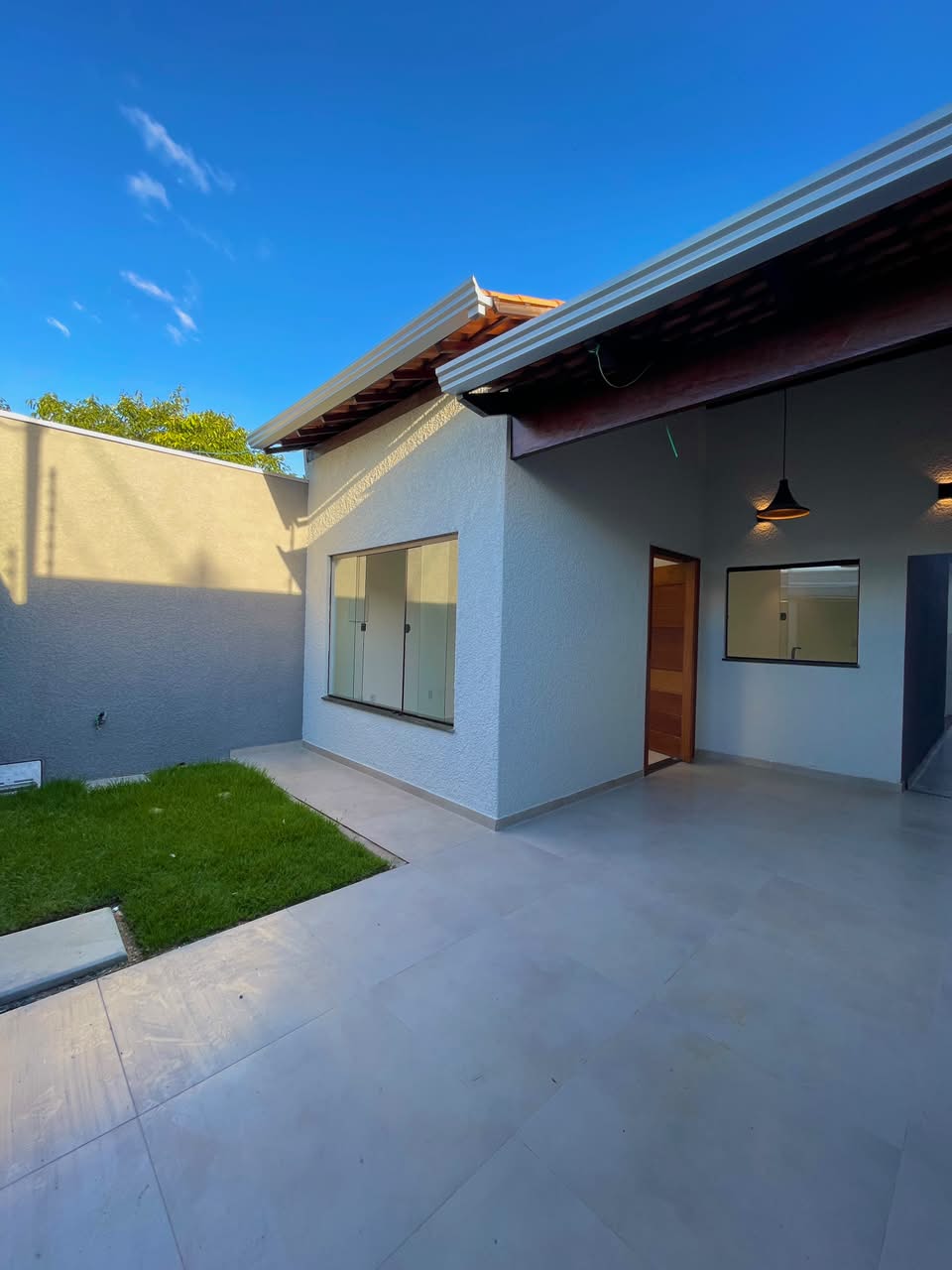 Vende linda casa no Bairro Encanto das Águas 
