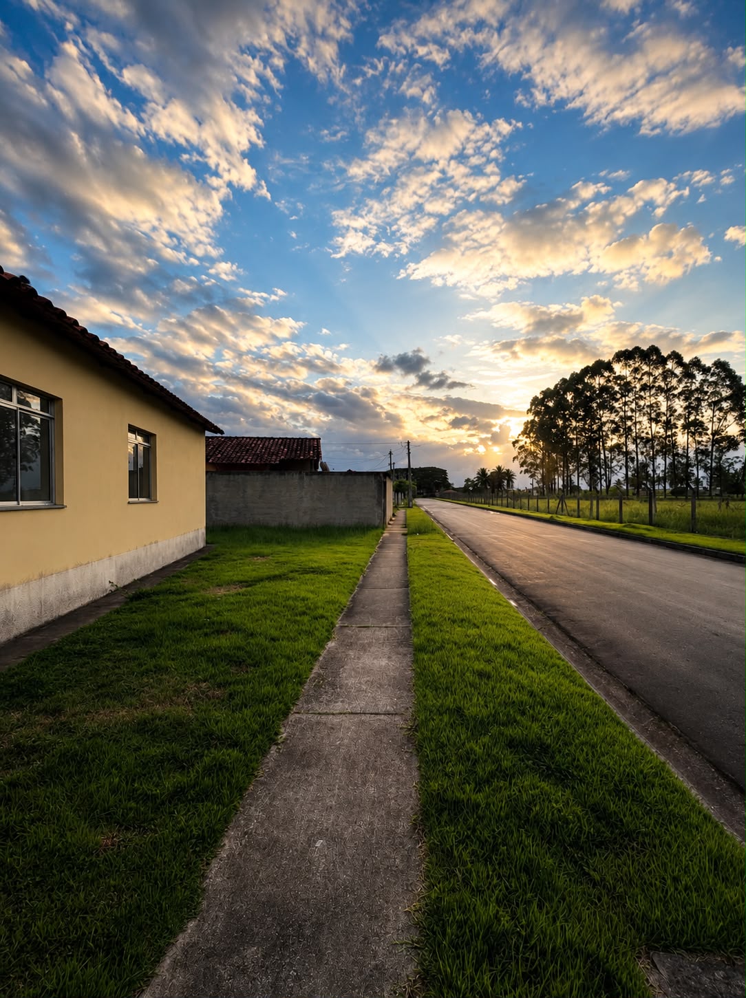 Vende Casa de Esquina  Condomínio Talismã Bairro Itapuã
