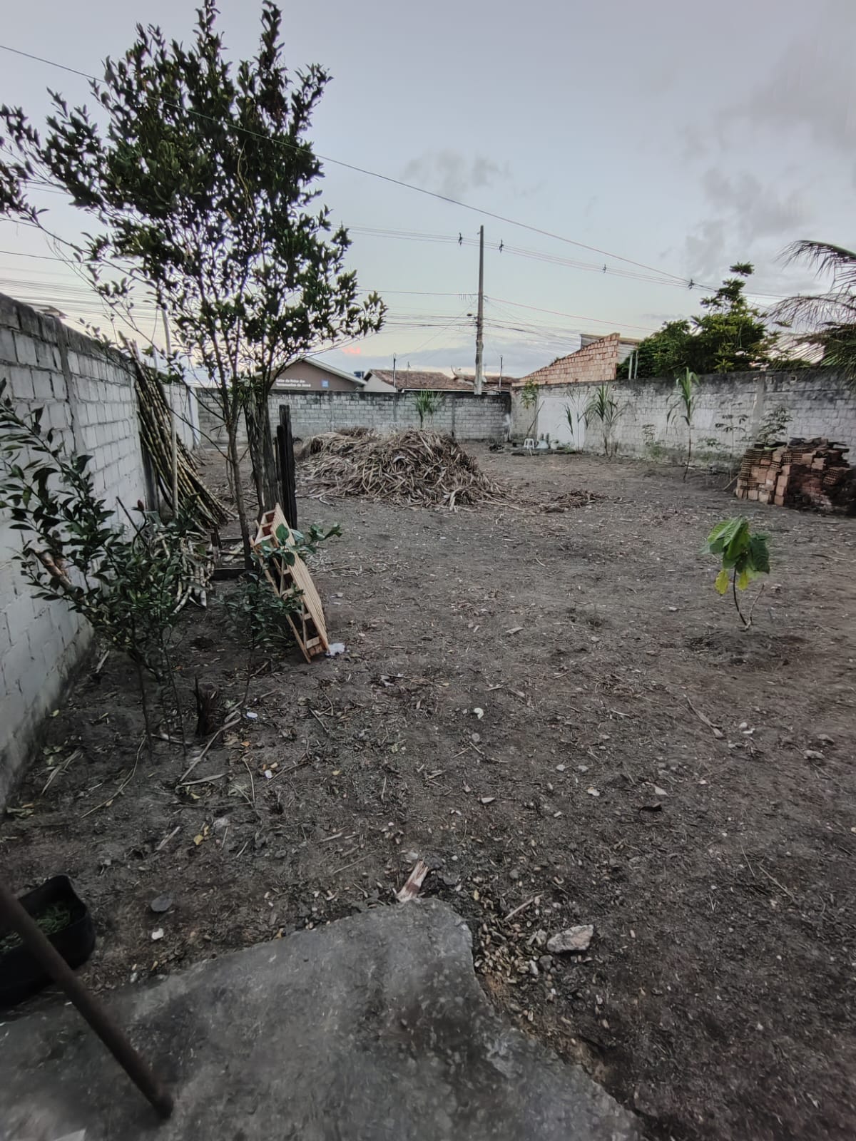 Vende Terreno Murado e Escriturado no Bairro Moisés Reis