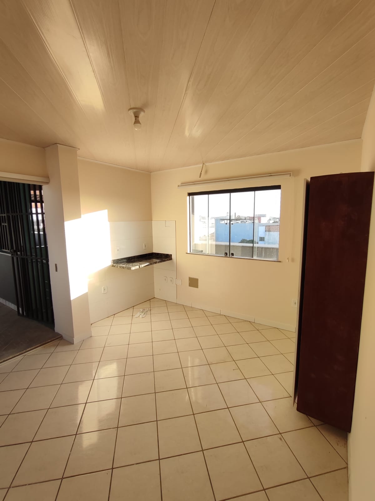 Aluga Apartamento na Av. Porto Seguro (01 QUARTO - 3º Andar)