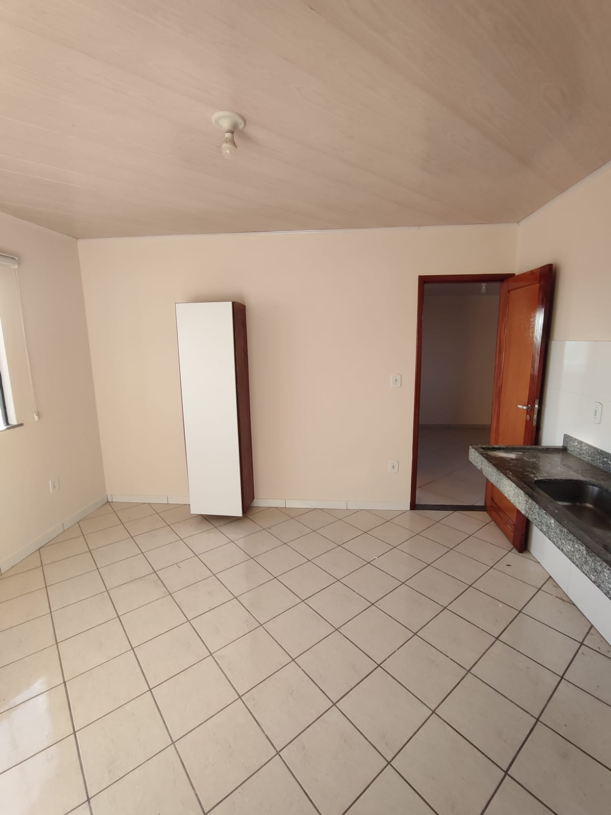 Aluga Apartamento na Av. Porto Seguro (01 QUARTO - 3º Andar)