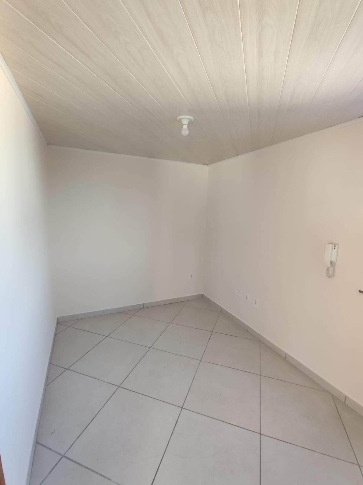 Aluga Apartamento na Av. Porto Seguro (01 QUARTO - 3º Andar)