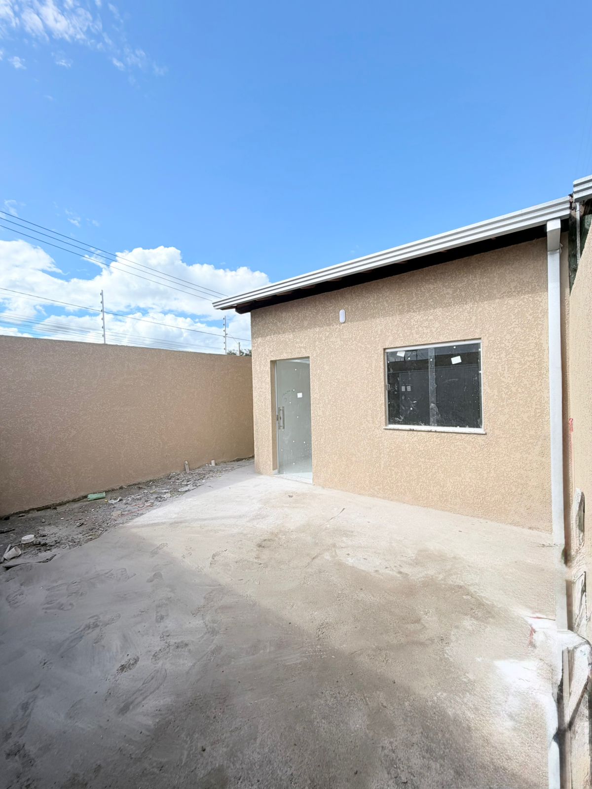 Vende Casa Nova no Itapoã