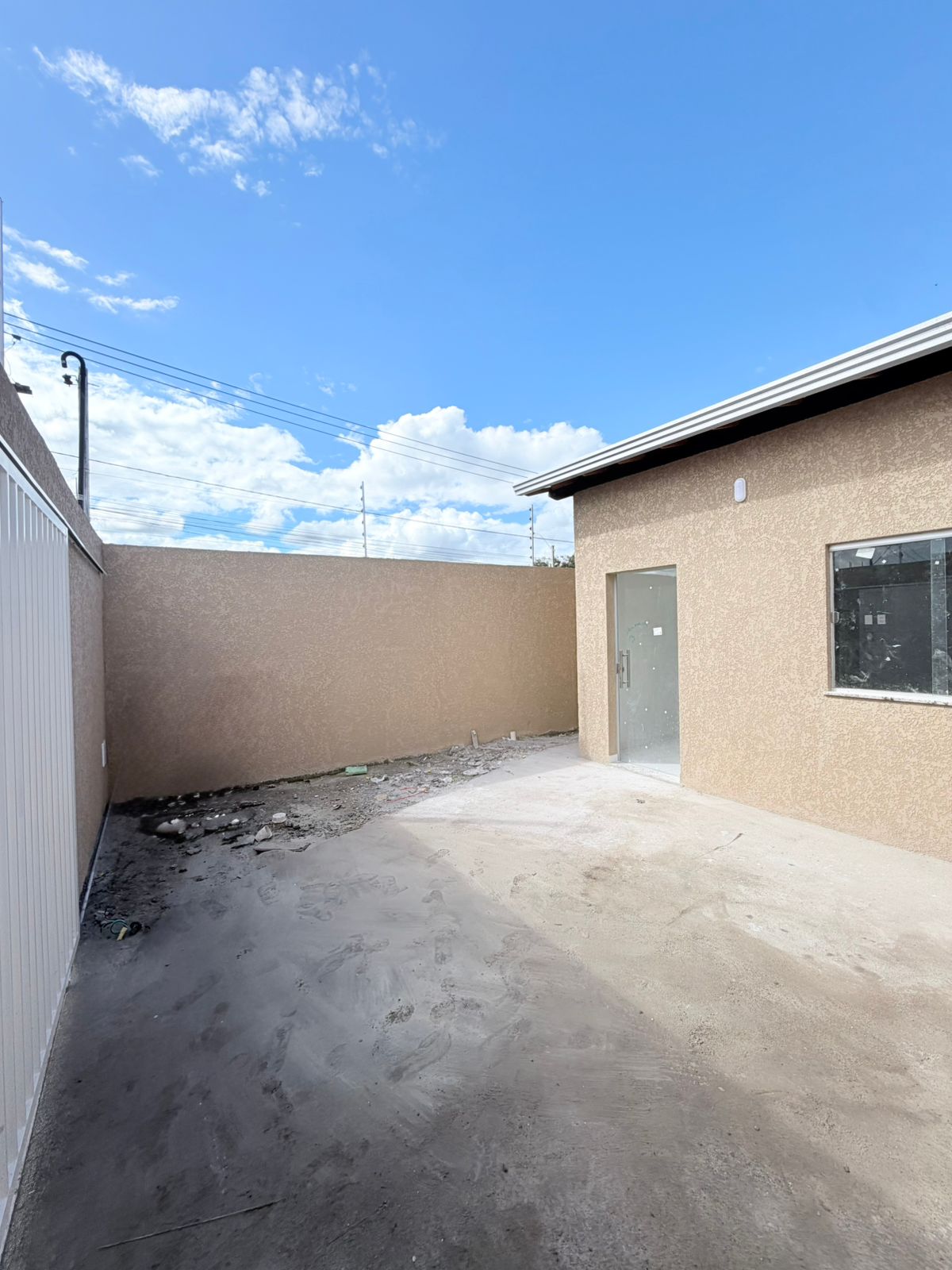Vende Casa Nova no Itapoã