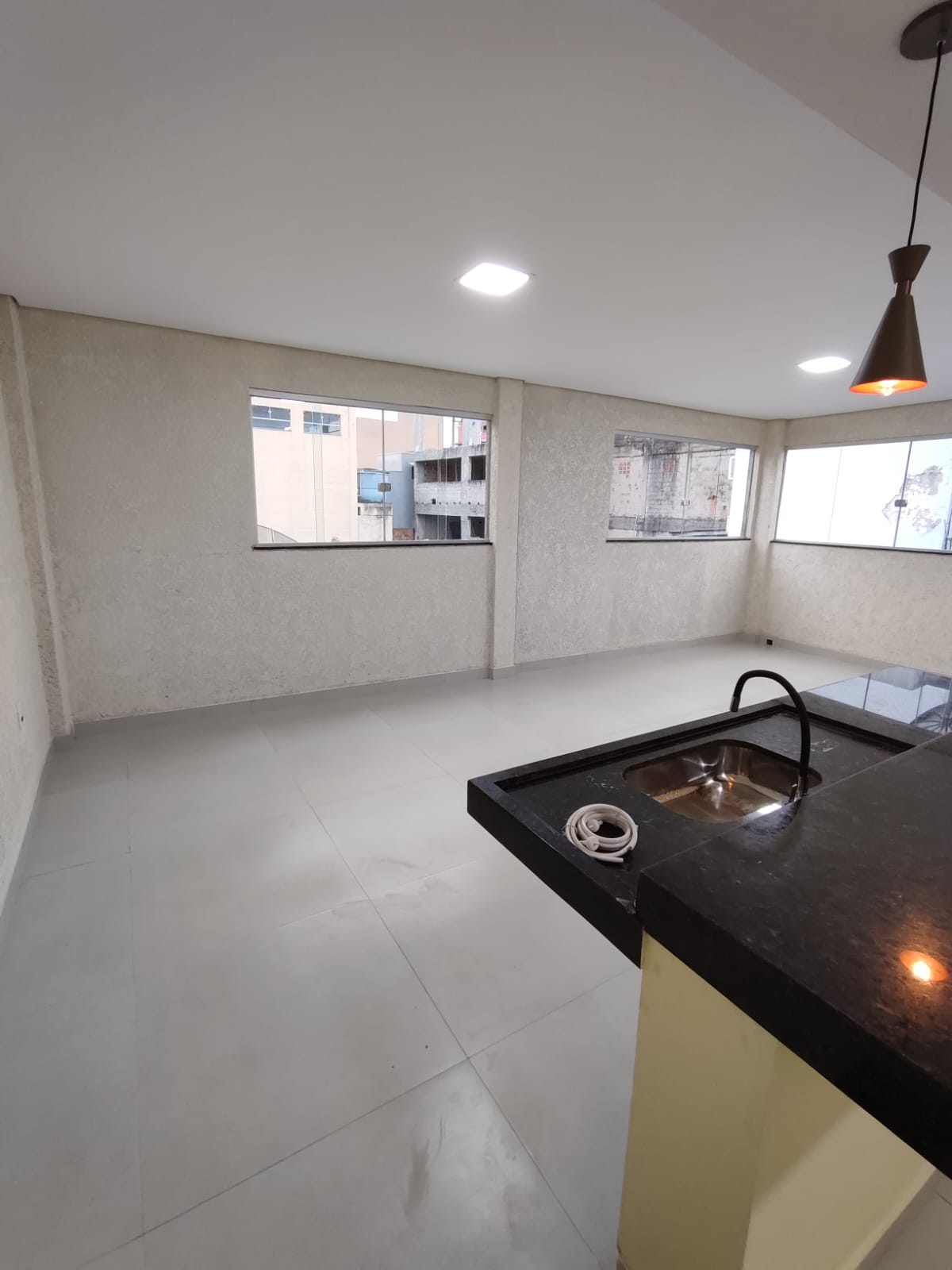 Aluga-se Apartamento Moderno no Centro (em frente ao Supermercado Rondelli)