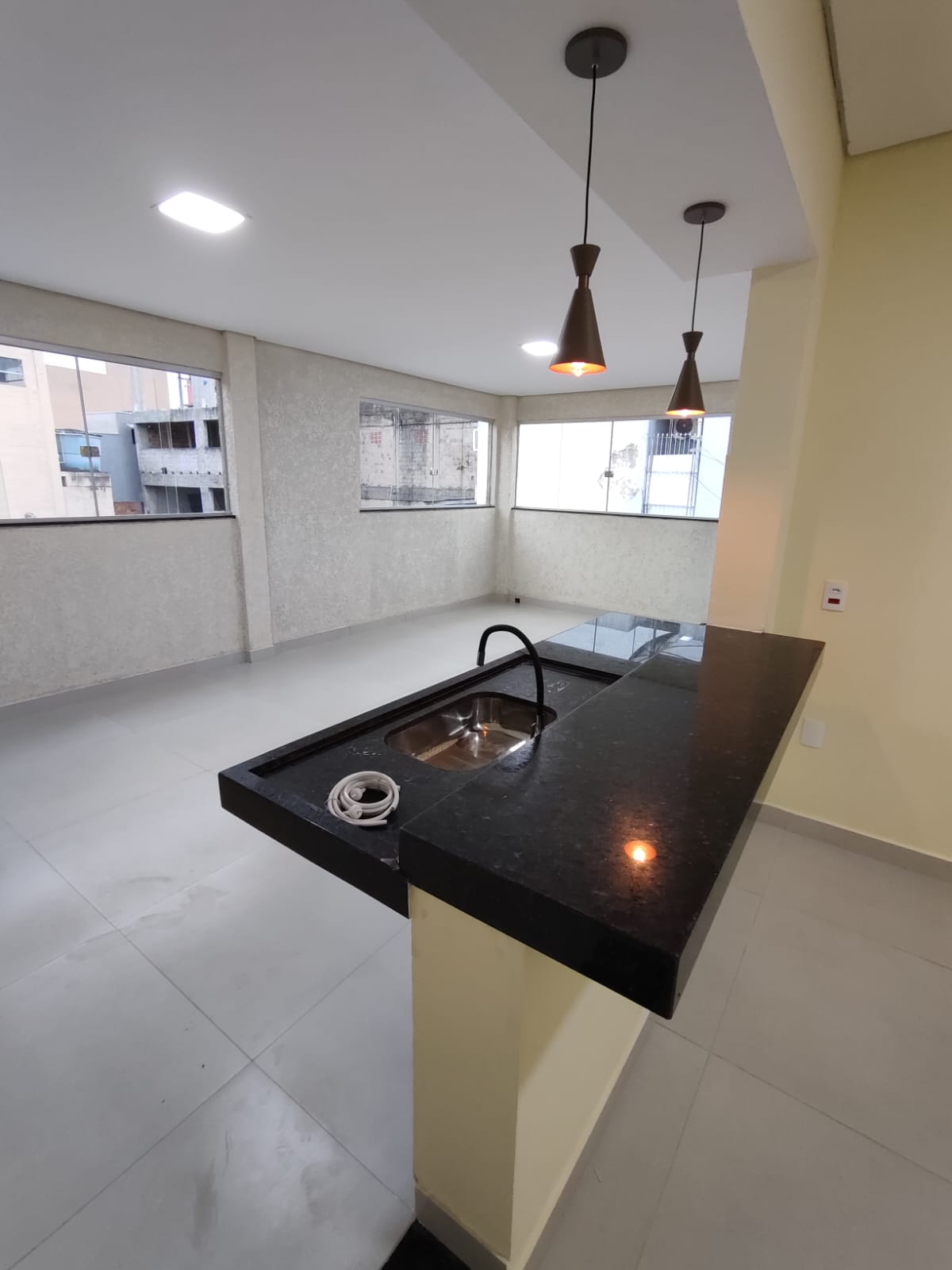 Aluga-se Apartamento Moderno no Centro (em frente ao Supermercado Rondelli)