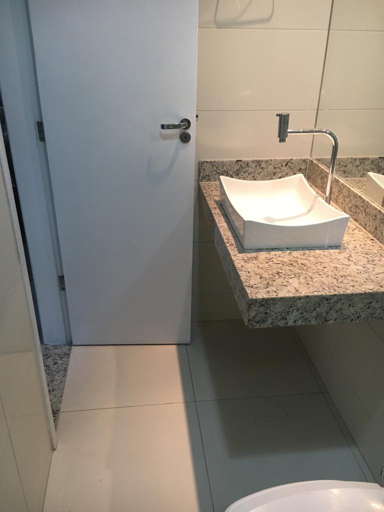 Aluga apartamento no Centro (sem garagem)