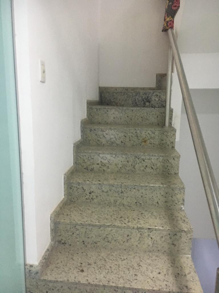 Aluga apartamento no Centro (sem garagem)