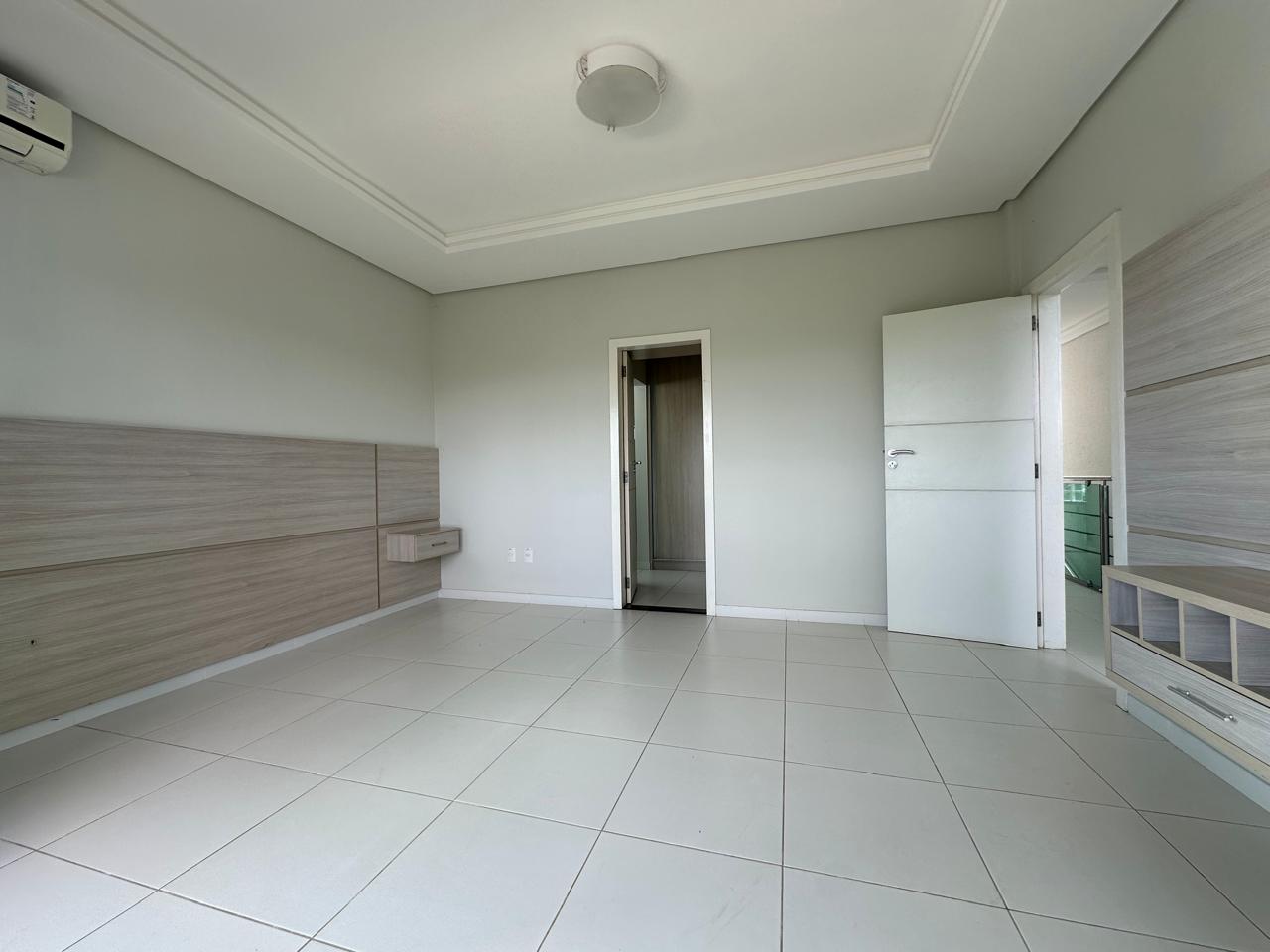 Vende Casa Ampla no Condomínio Jardins de Eunápolis