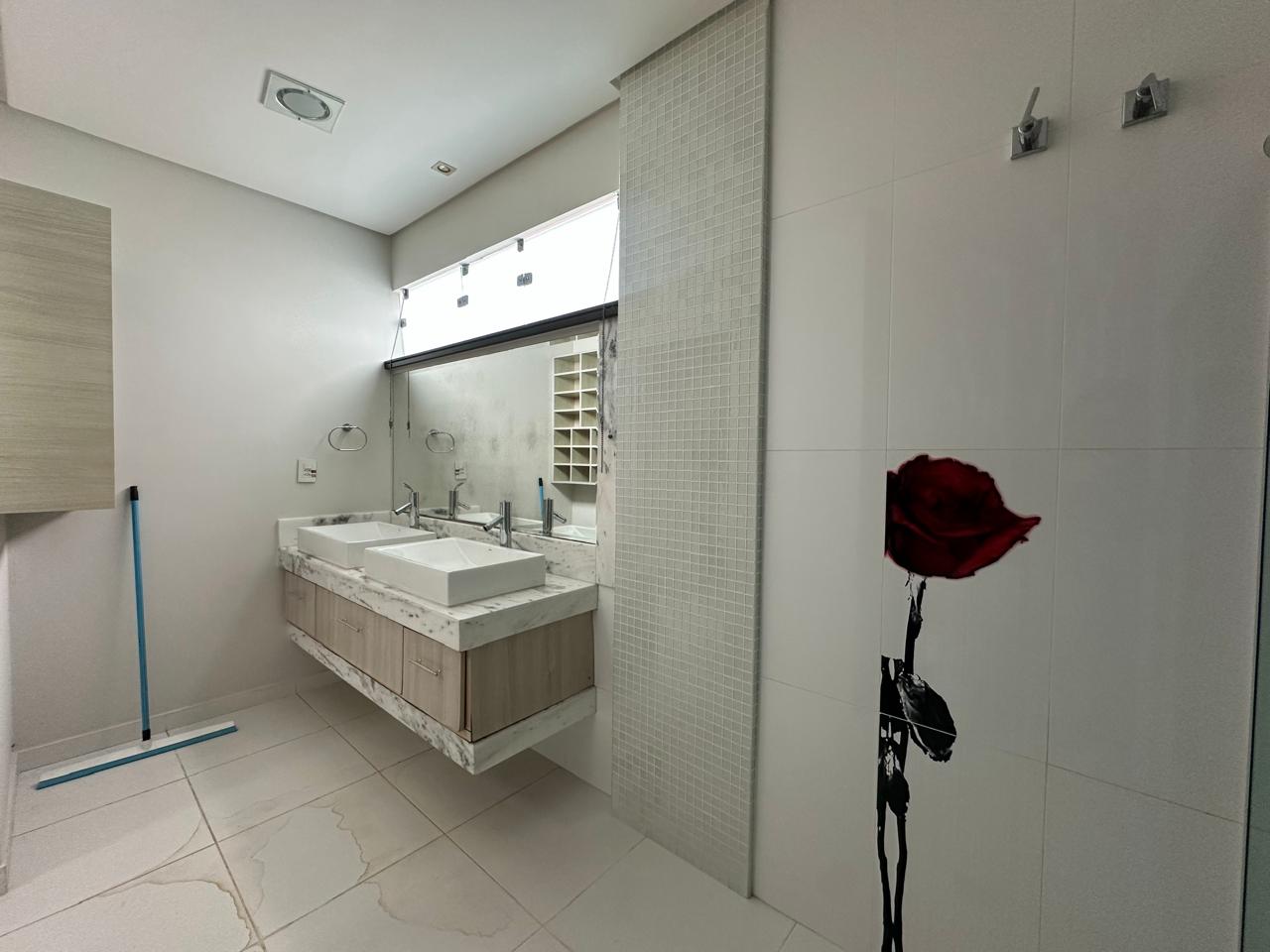 Vende Casa Ampla no Condomínio Jardins de Eunápolis