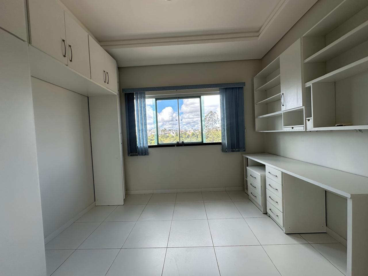 Vende Casa Ampla no Condomínio Jardins de Eunápolis