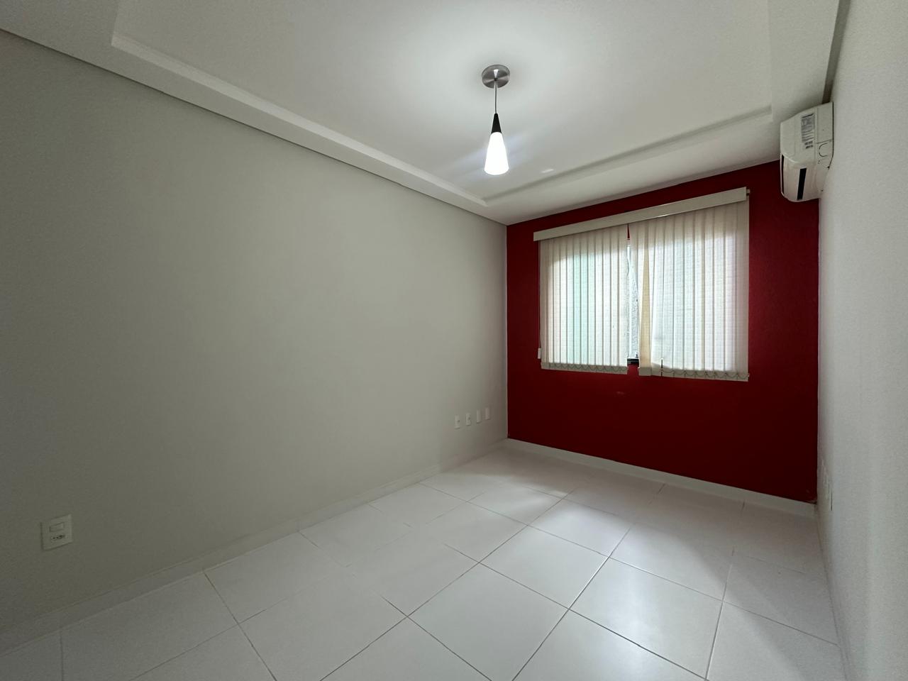 Vende Casa Ampla no Condomínio Jardins de Eunápolis