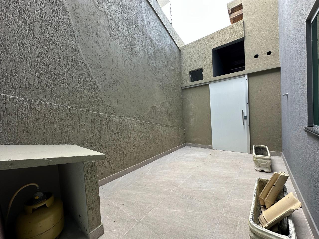 Vende Casa Ampla no Condomínio Jardins de Eunápolis