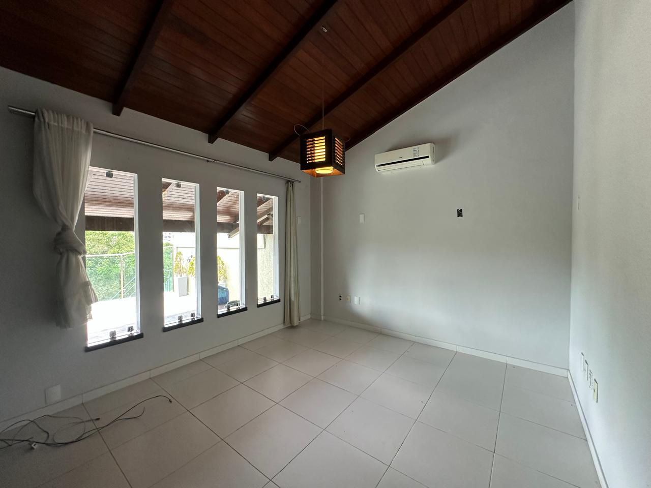 Vende Casa Ampla no Condomínio Jardins de Eunápolis