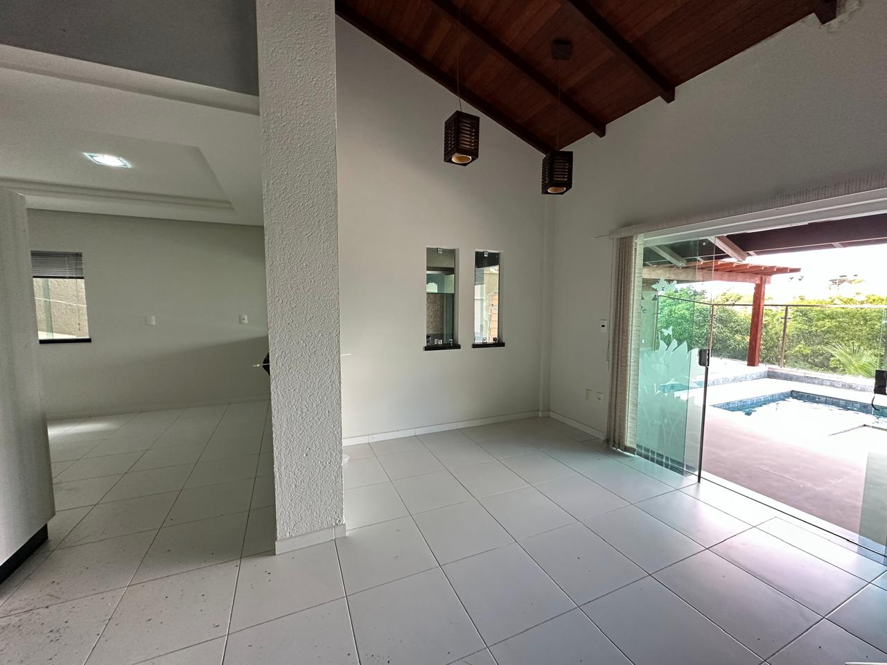 Vende Casa Ampla no Condomínio Jardins de Eunápolis