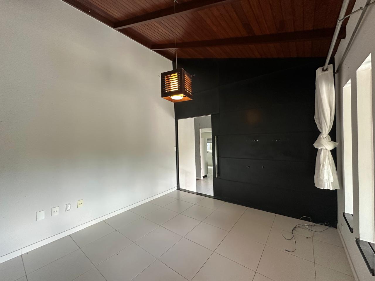 Vende Casa Ampla no Condomínio Jardins de Eunápolis