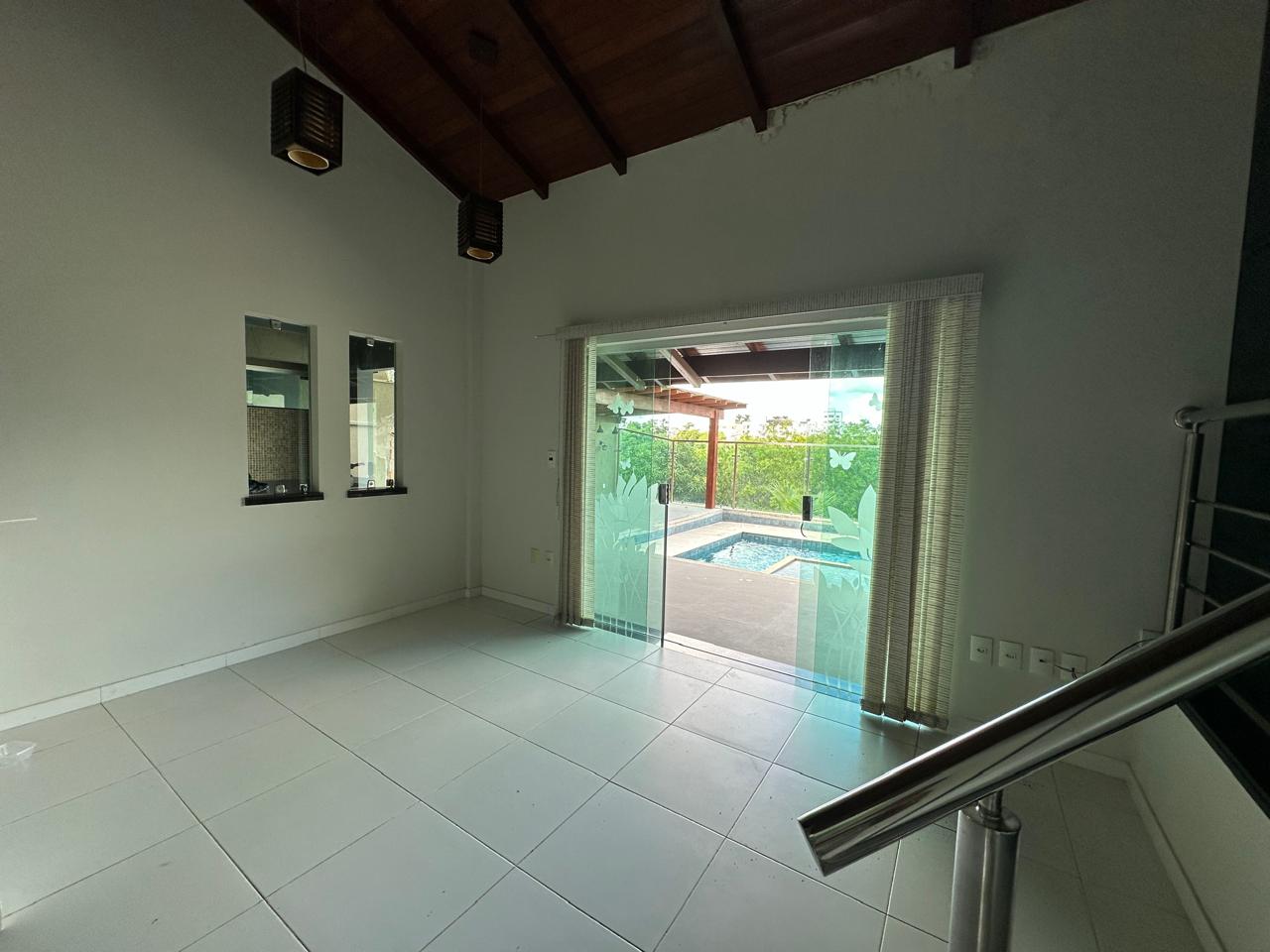 Vende Casa Ampla no Condomínio Jardins de Eunápolis