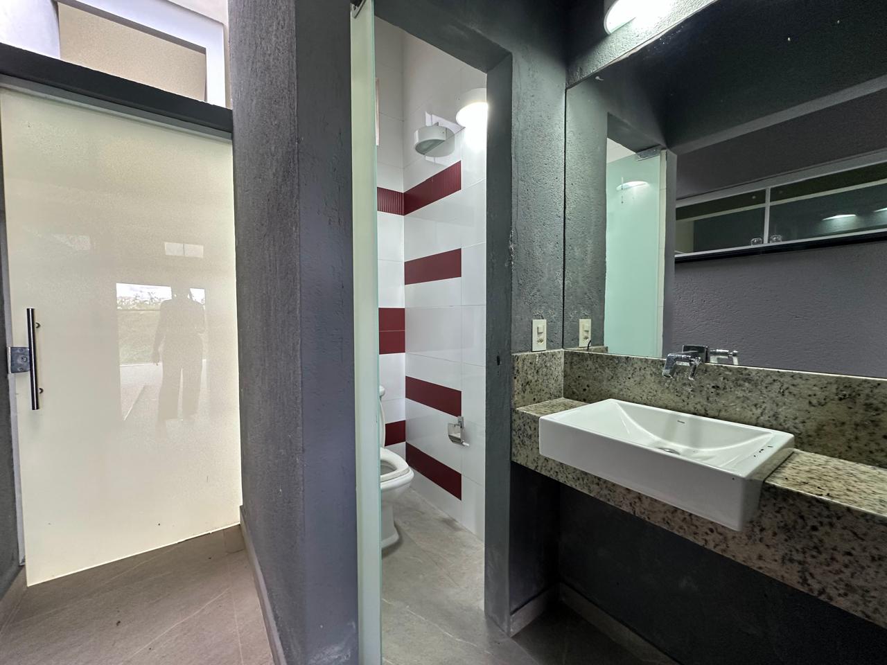 Vende Casa Ampla no Condomínio Jardins de Eunápolis