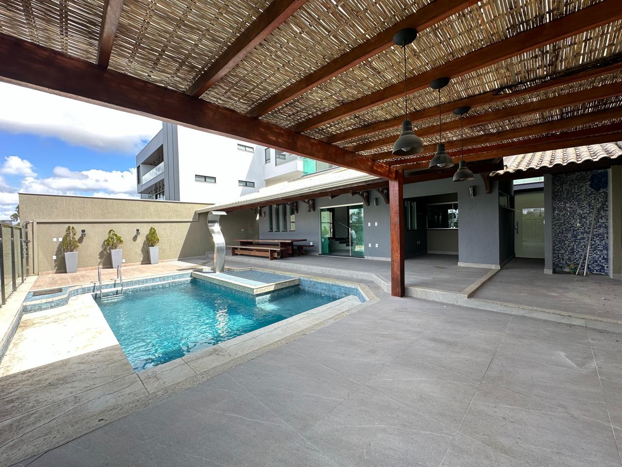 Vende Casa Ampla no Condomínio Jardins de Eunápolis
