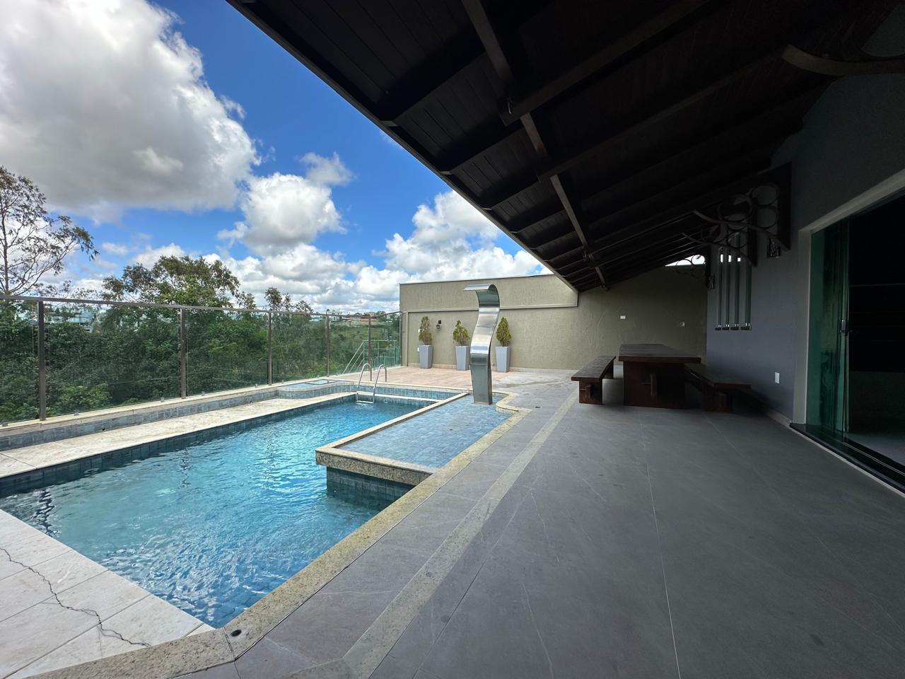 Vende Casa Ampla no Condomínio Jardins de Eunápolis