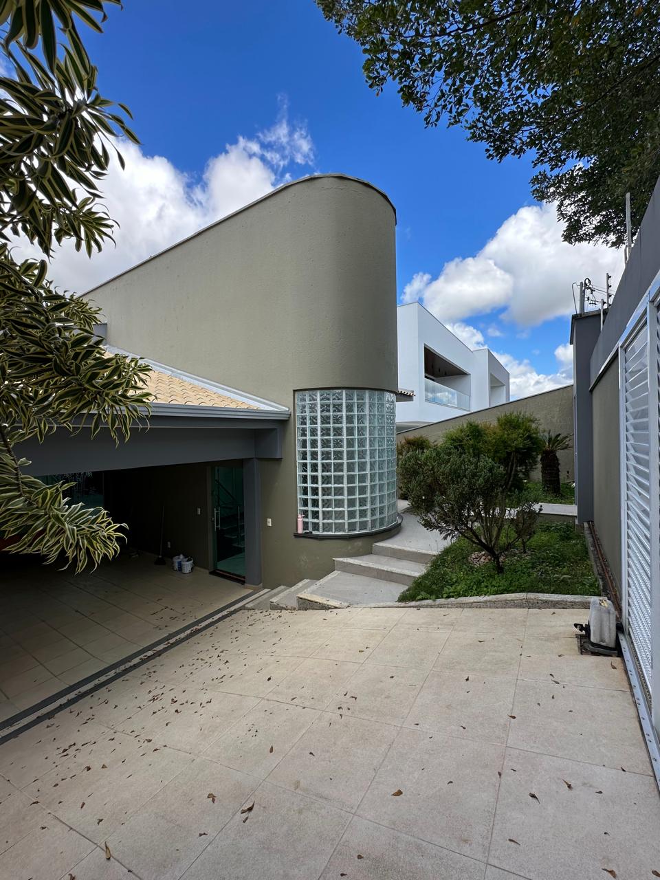 Vende Casa Ampla no Condomínio Jardins de Eunápolis