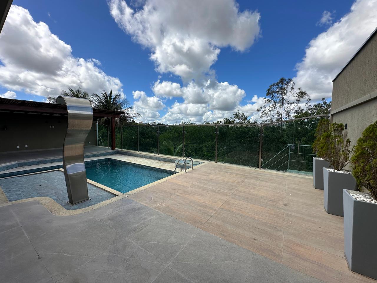 Vende Casa Ampla no Condomínio Jardins de Eunápolis