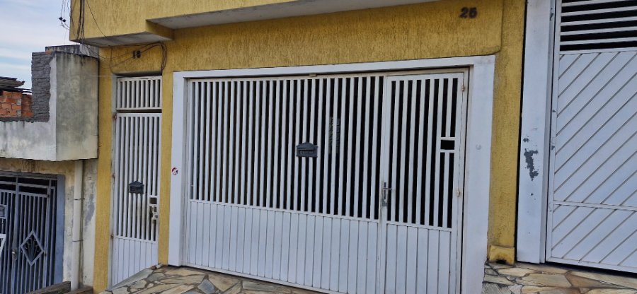 Alugo casa 3 cômodos com garagem