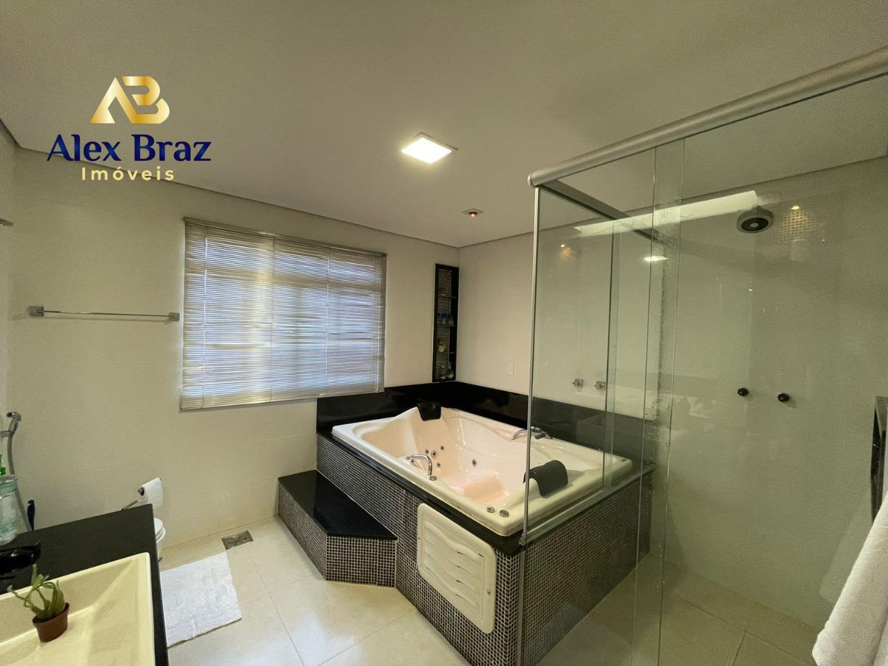 Magnífica casa de alto padrão, localizada na quadra 01 do PARKWAY