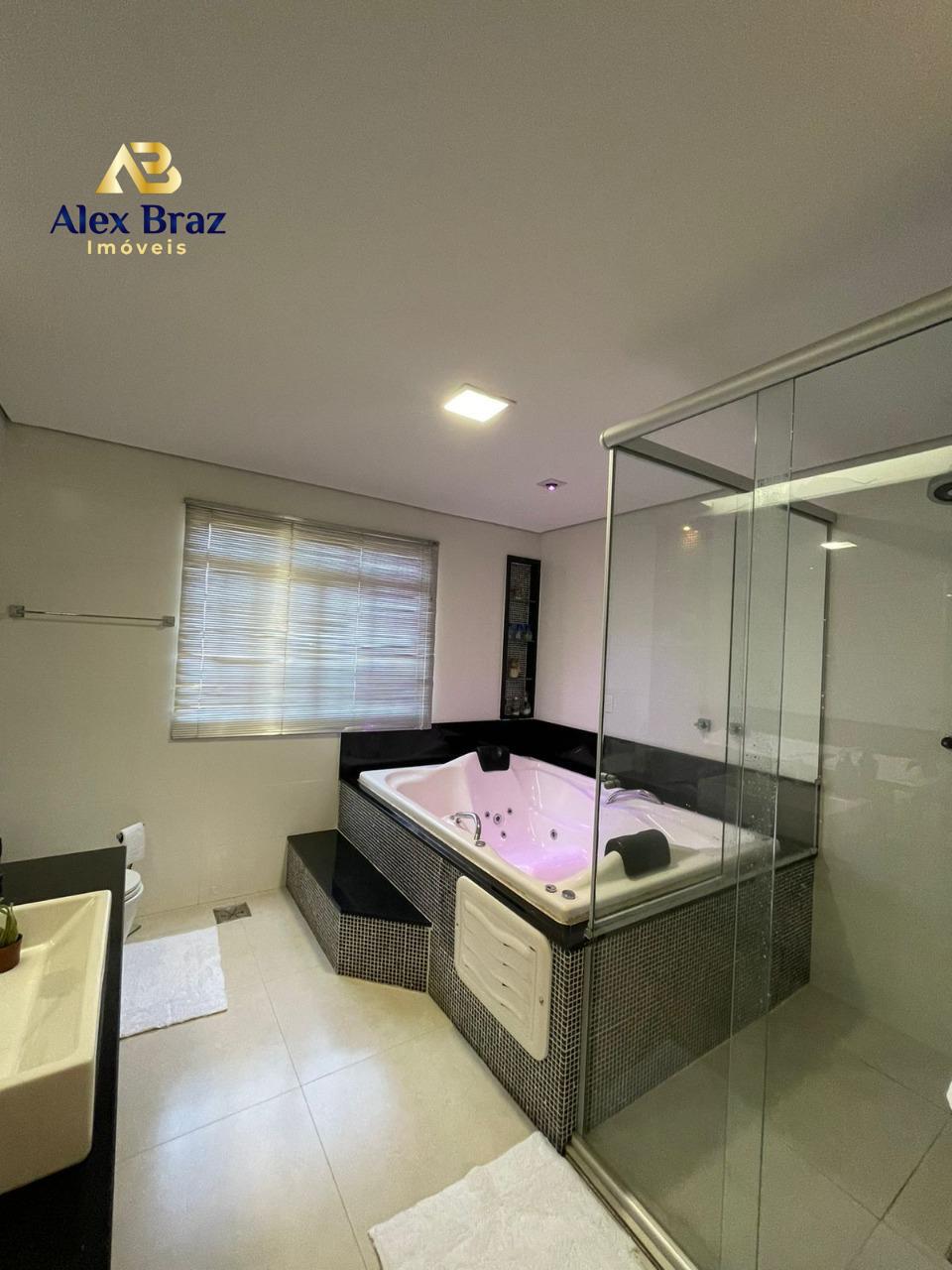 Magnífica casa de alto padrão, localizada na quadra 01 do PARKWAY