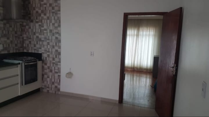 Casa à venda com 2 quartos, 300m² - Foto 4