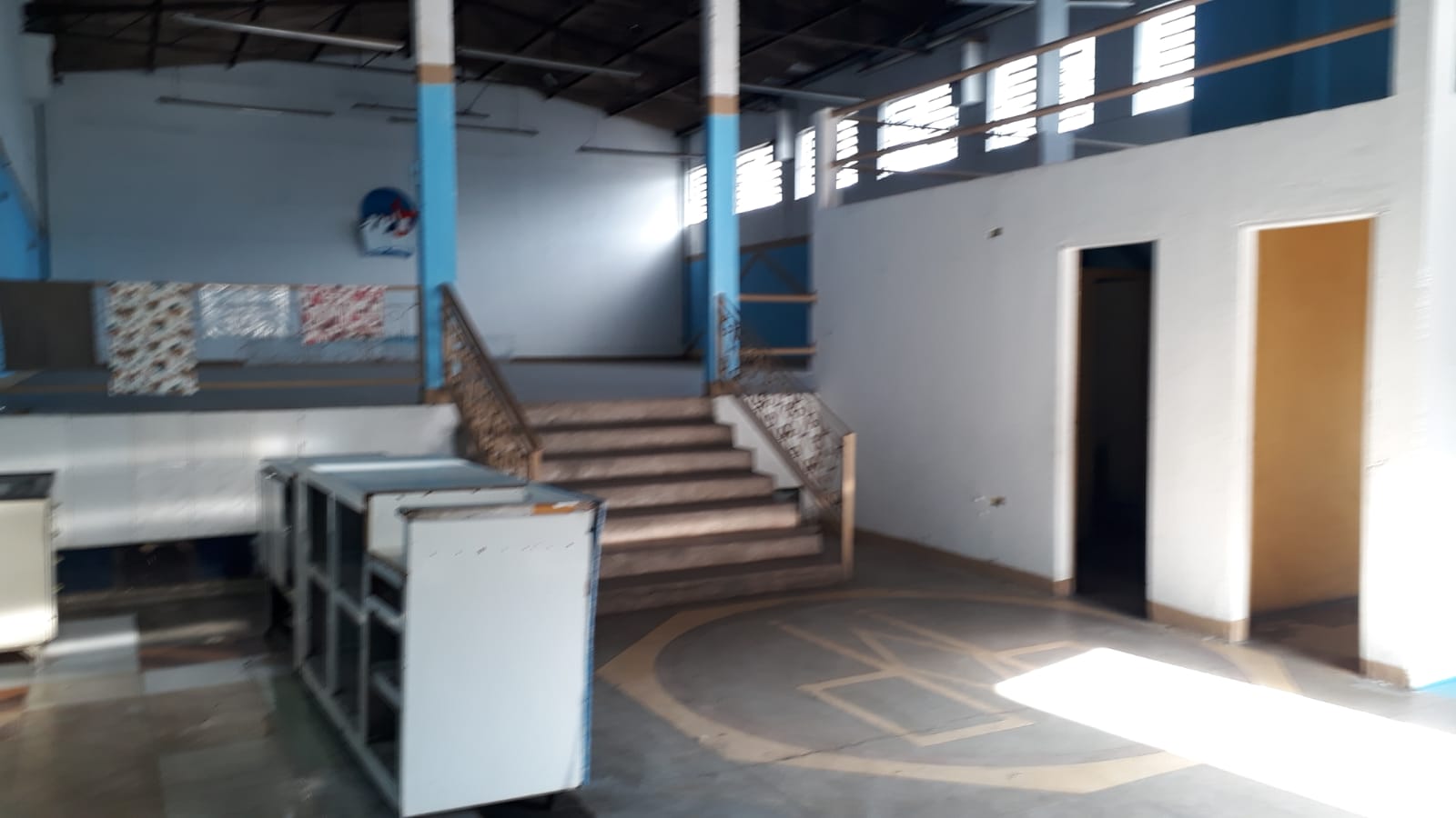 Galpão comercial(400m²)04 banheiros, 07 vagas 