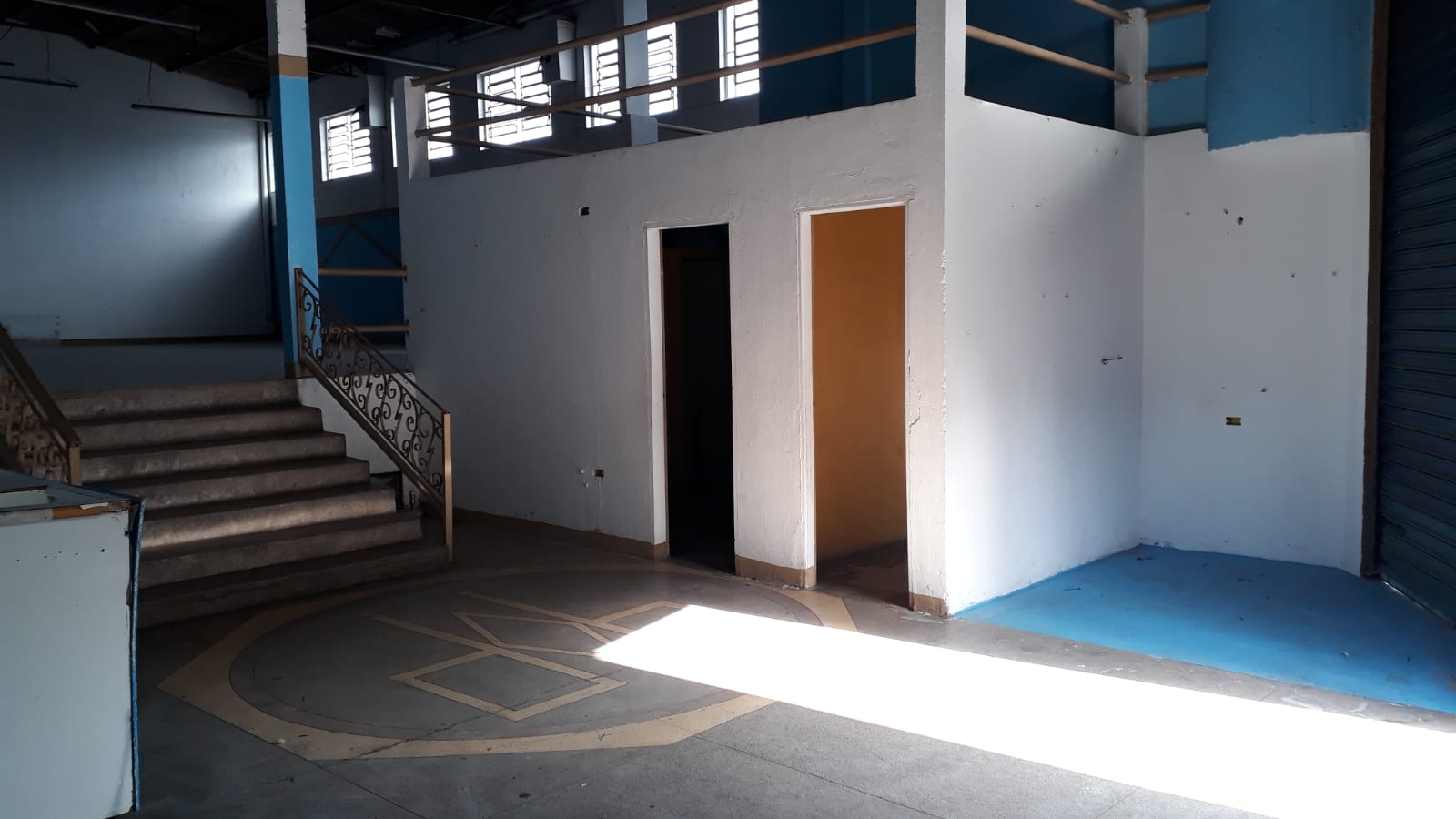 Galpão comercial(400m²)04 banheiros, 07 vagas 