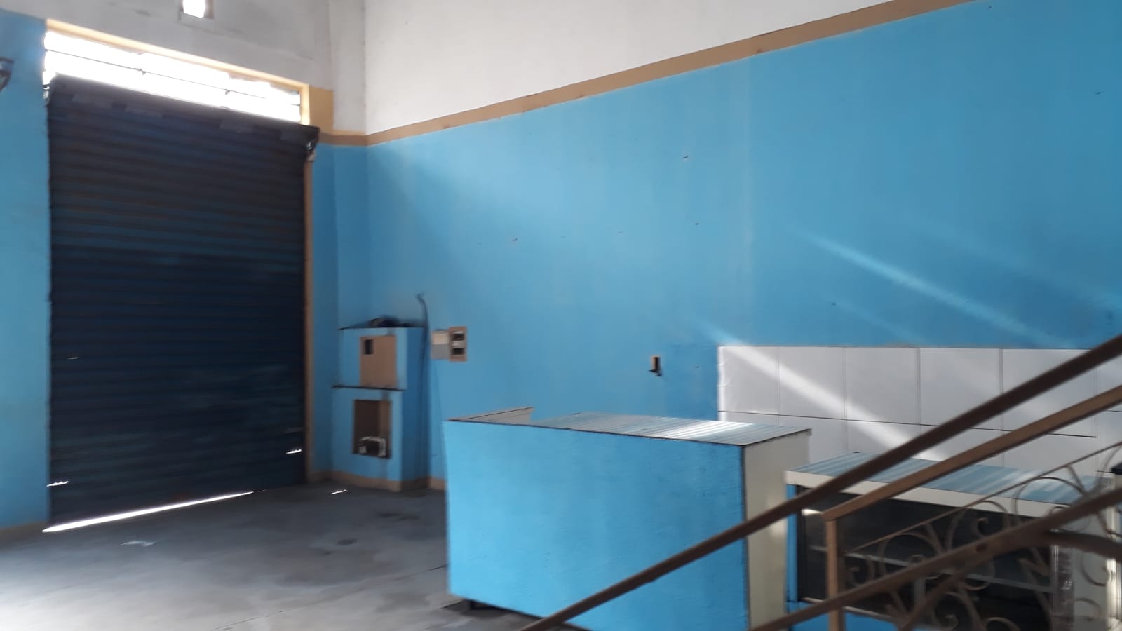 Galpão comercial(400m²)04 banheiros, 07 vagas 