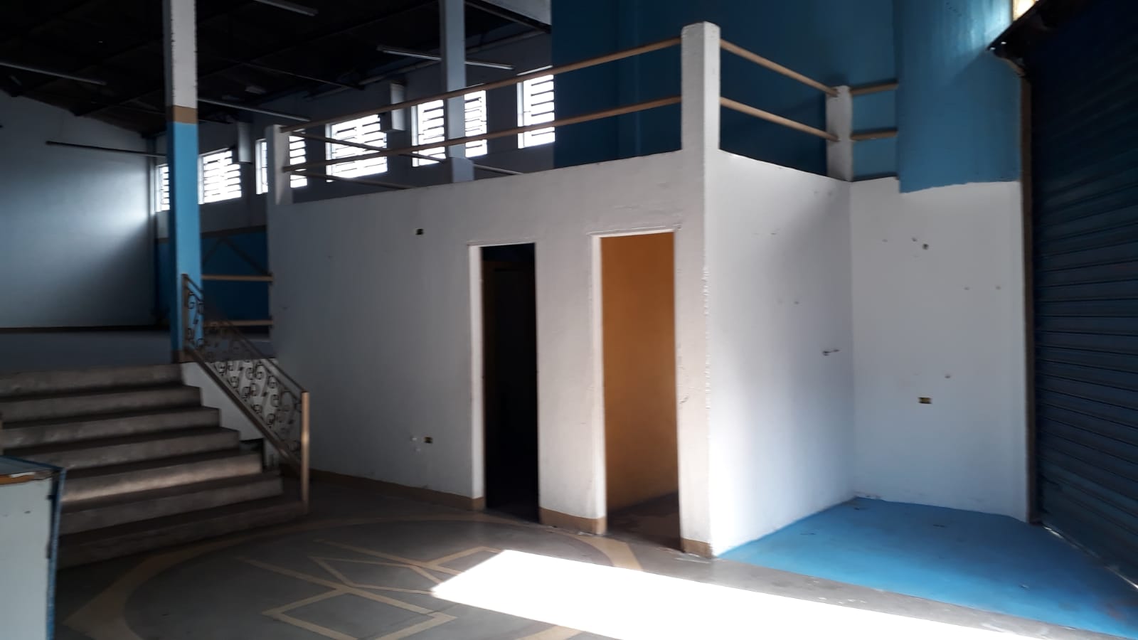 Galpão comercial(400m²)04 banheiros, 07 vagas 