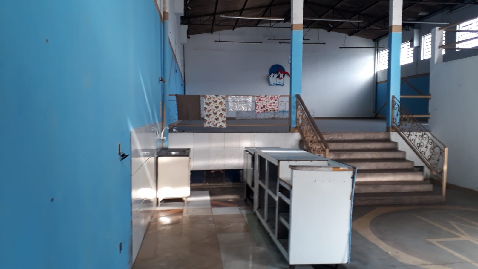 Galpão comercial(400m²)04 banheiros, 07 vagas 