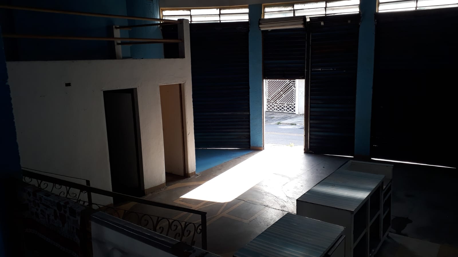 Galpão comercial(400m²)04 banheiros, 07 vagas 