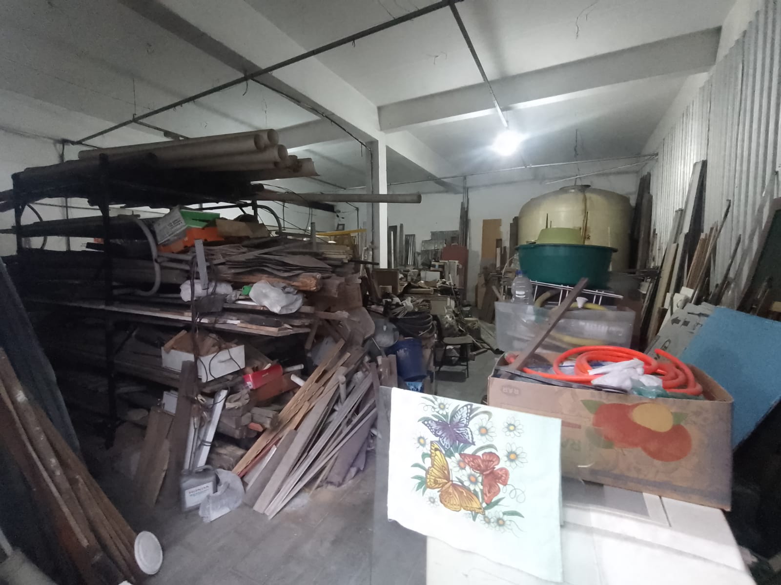 Galpão comercial(400m²)04 banheiros, 07 vagas 