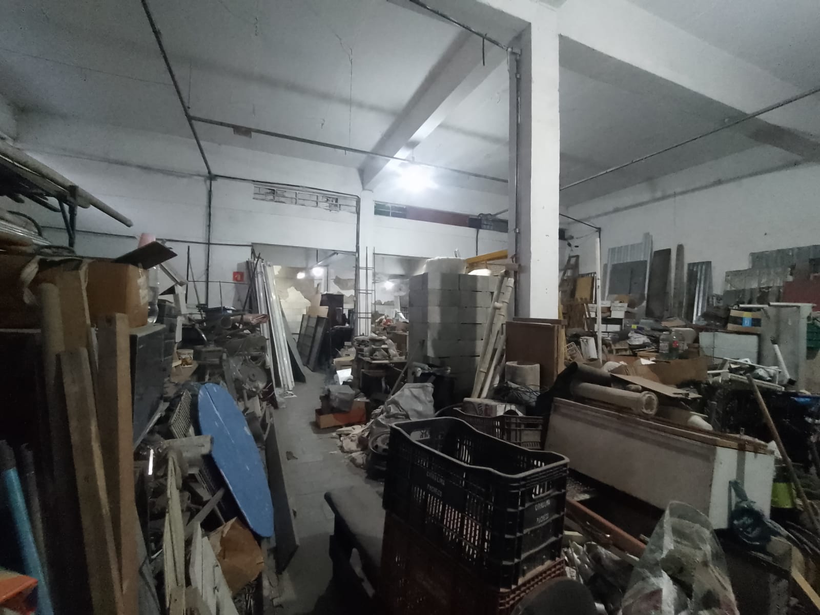 Galpão comercial(400m²)04 banheiros, 07 vagas 